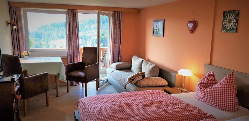 Ganze Ferienwohnung, Einzelzimmer im Landhausstil, Dusche, Wc, Balkon in Mittelberg (Allgäu), Oy-Mittelberg
