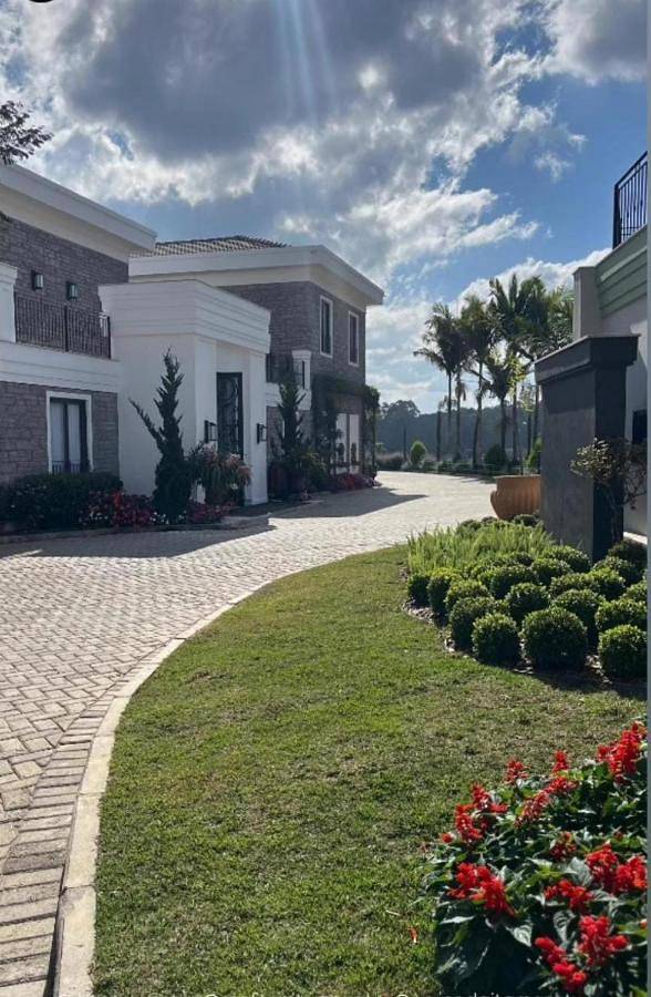 Pousadas para 4 pessoas, com jacuzzi e piscina e ainda jardim and sauna em Aracê