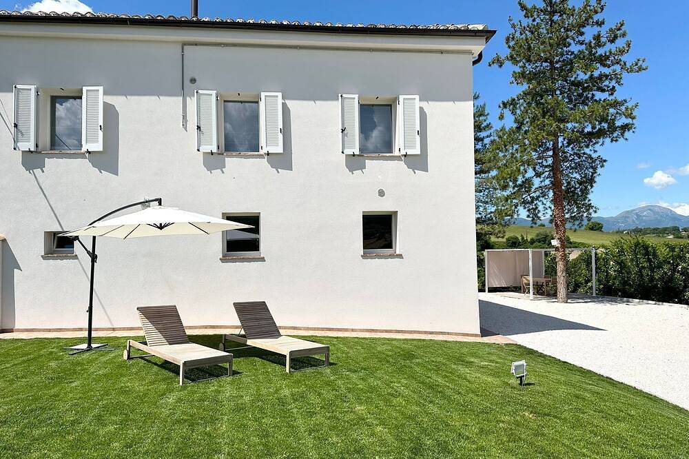 Entire apartment, Villa with garden between Umbria and Marche in central Italy in Fabriano, Ancona Province