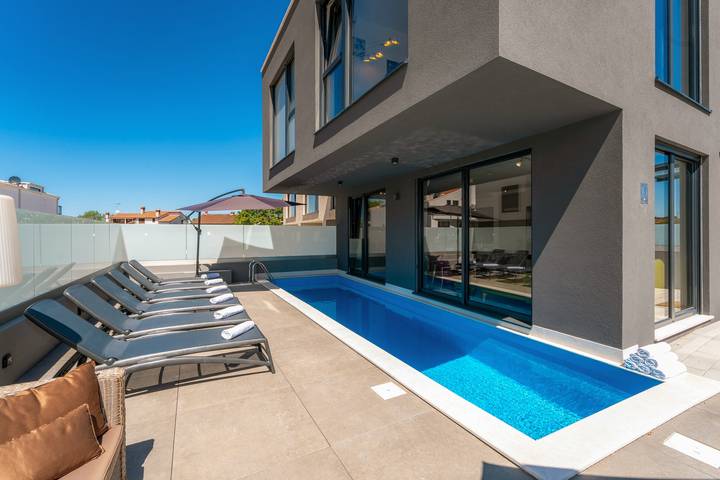Villa pour 8 personnes, avec terrasse et piscine à Funtana