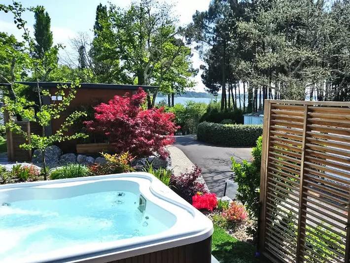 Camping Domaine Les Oréades - Mobilhome 2 personnes - Cottage Pagode Premium 2 Pièces 2 Personnes vue lac Jacuzzi + Climatisé + Tv in Sanguinet, Côte d’Argent