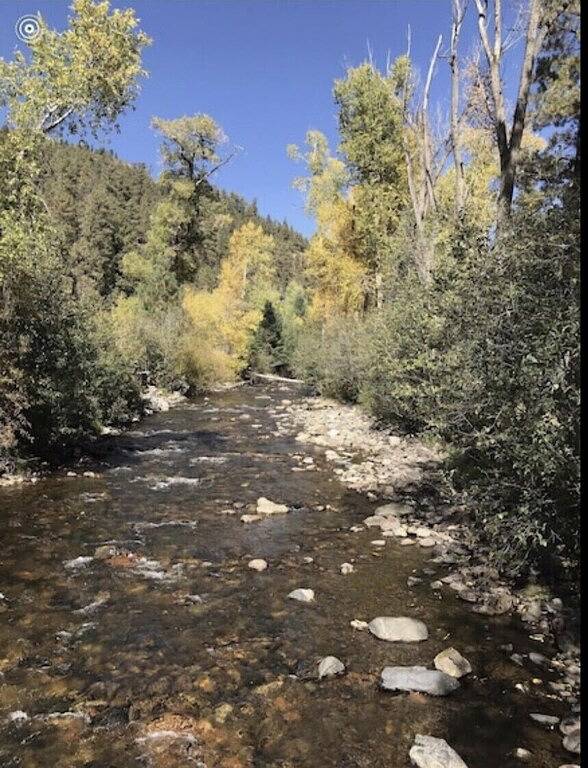 Rustikale Mountian-Kabine auf dem Fluss in New Mexico