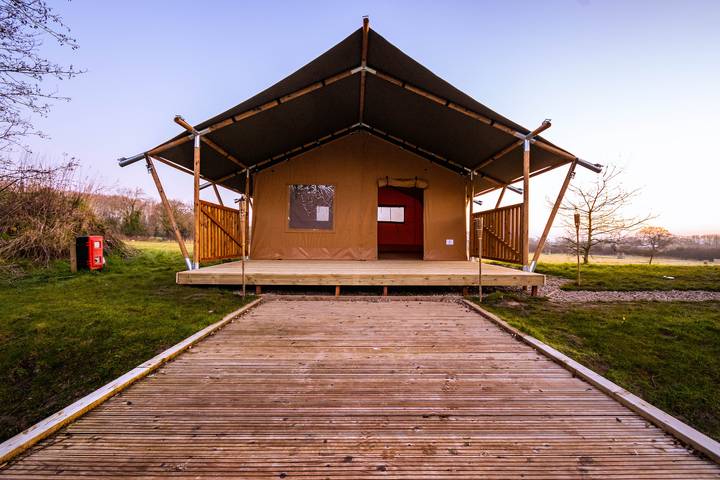 Tipi for 8 people, with garden and lake view, with pets in North-Wales