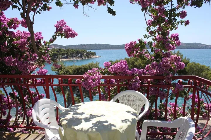 Apartamento de vacaciones para 2 personas, con vistas además de terraza y jardín - 1