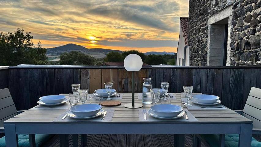 Gîte pour 6 personnes, avec terrasse et vue dans Bergonne