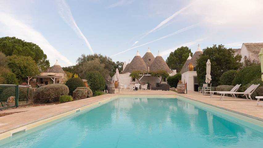 Trullo per 9 persone, con terrazza e piscina ad Ostuni