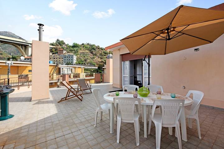 Appartamento intero, Appartamento 'Attico di Silvy e Kikka' con vista mare, terrazza e Wi-Fi in Arenzano, Riviera di Ponente
