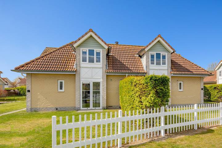 Villa für 16 Personen, mit Balkon/Terrasse und Terrasse sowie Garten und Pool in Kamperland
