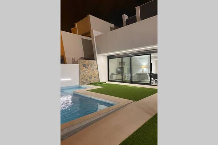 Chalet para 8 personas, con jardín y vistas al lago además de piscina y vistas en San Pedro del Pinatar