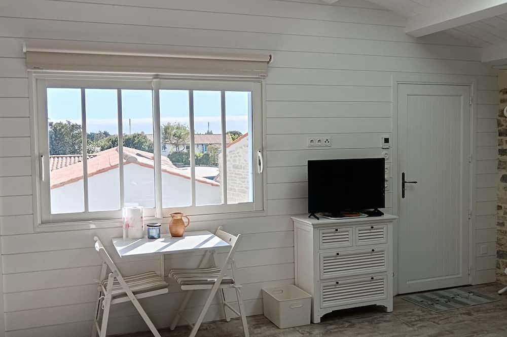 Entire apartment, Atypical studio with large patio and garden, quiet location 400m from the beach in La Brée-les-Bains, Côte de Beauté