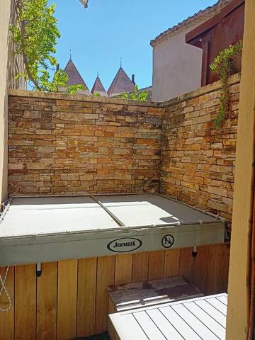 Location de vacances pour 4 personnes, avec jacuzzi et terrasse dans Cite Medievale