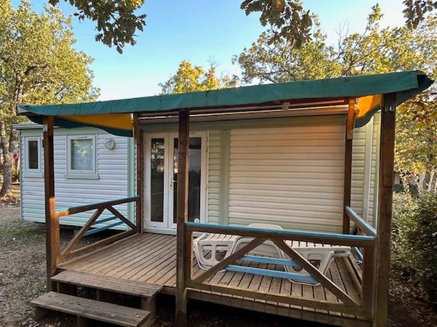 Flower Camping l'Epi Bleu - Mobilhome 4 personas - Mobil-home estándar de 26 m² (2 habitaciones) + terraza cubierta de 8 m². in Banon, Forcalquier region