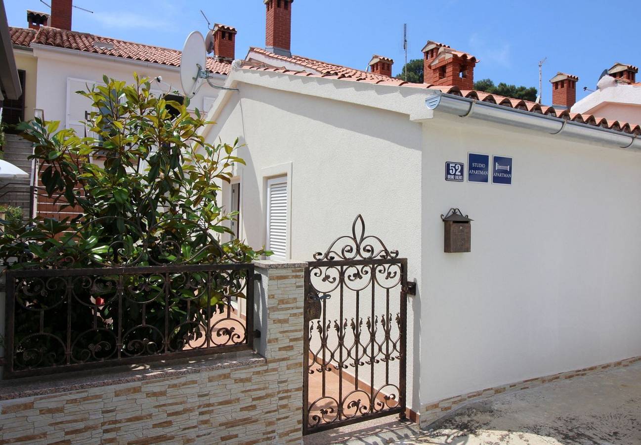 Ganze Wohnung, Helles Apartment nur 350 Meter zum Strand mit privatem Balkon und Meerblick in Poreč, Grad Poreč