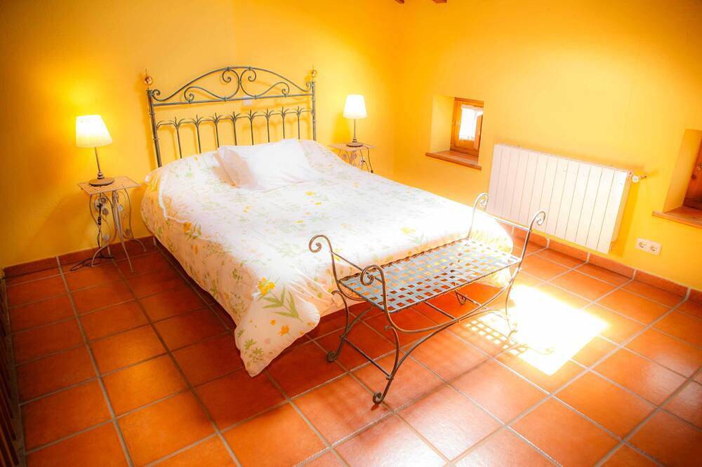En casa Rajalhondo podras disfrutar de un patio con barbacoa y muebles de jardin in Horcajuelo de la Sierra, Provincia de Madrid