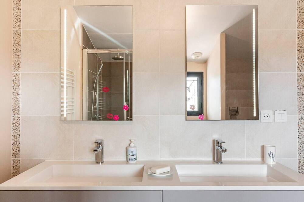 Grande chambre privée avec salle de bain et Wc in Labarthe-sur-Lèze, Toulouse et ses environs