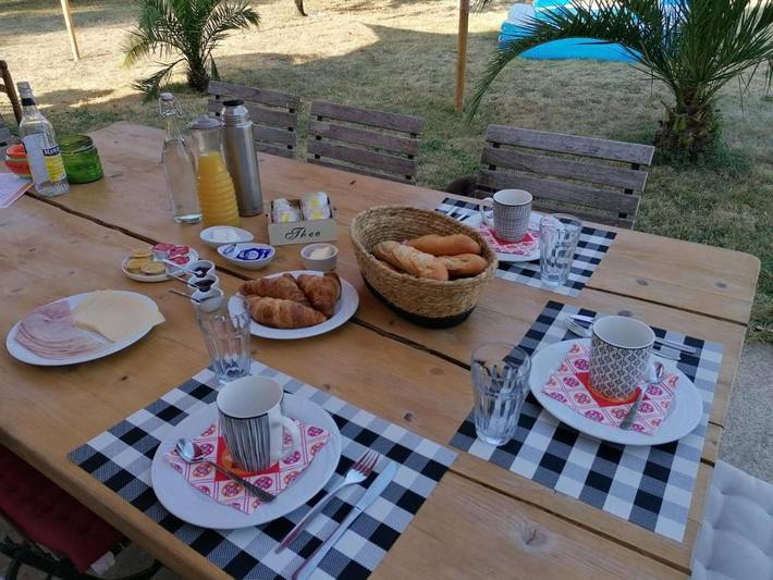 Tente pour 4 personnes, avec vue et piscine ainsi que terrasse et jardin dans les Deux-Sèvres - 2