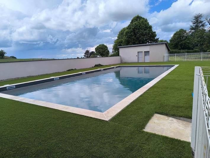 Chalet pour 4 personnes, avec terrasse ainsi que jardin et piscine, animaux acceptés