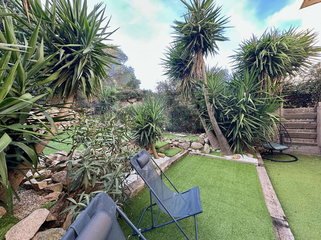 Entire apartment, Apartment with Terrace, Parking, and 2 Bedrooms - 2 km from Beach in L'Île-Rousse, Calvi region