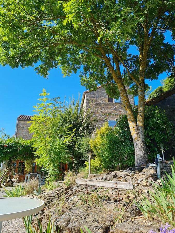 Location de vacances pour 3 personnes, avec jardin ainsi que terrasse et piscine à Saint-Georges-de-Luzençon - 3