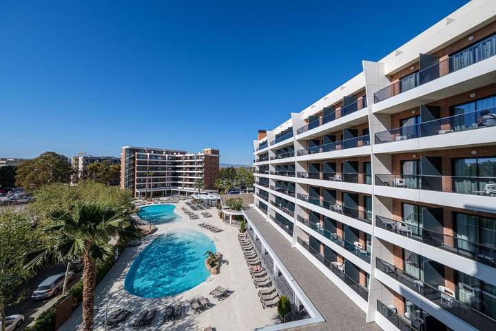 Hôtel pour 4 personnes, avec bassin pour enfant et piscine ainsi que jardin et sauna, adapté aux familles