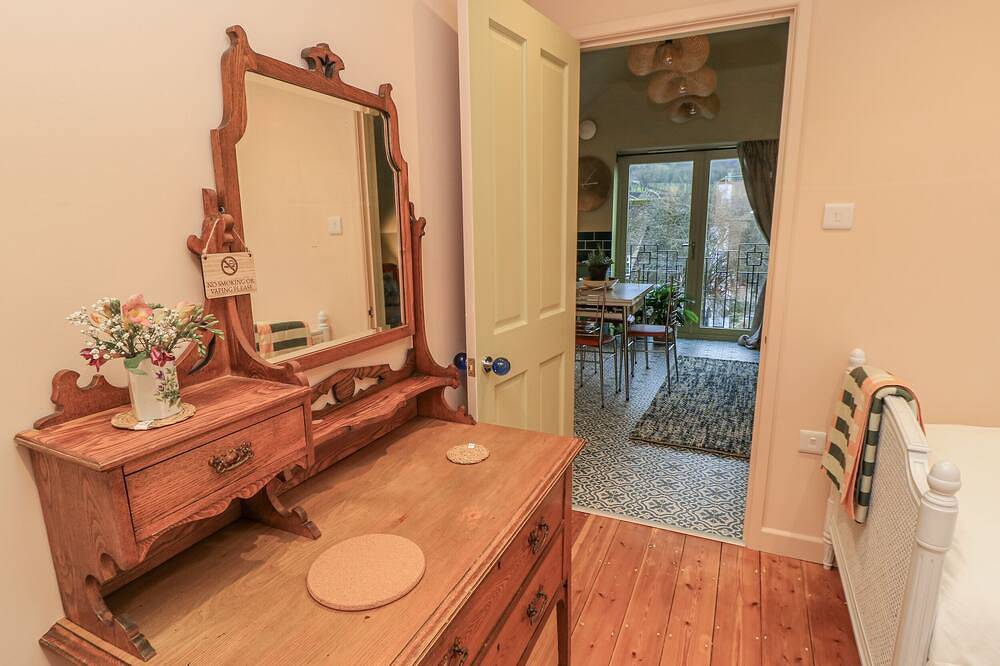 Golden Valley View, romantic, character holiday cottage in Stroud in Stroud, Gloucestershire