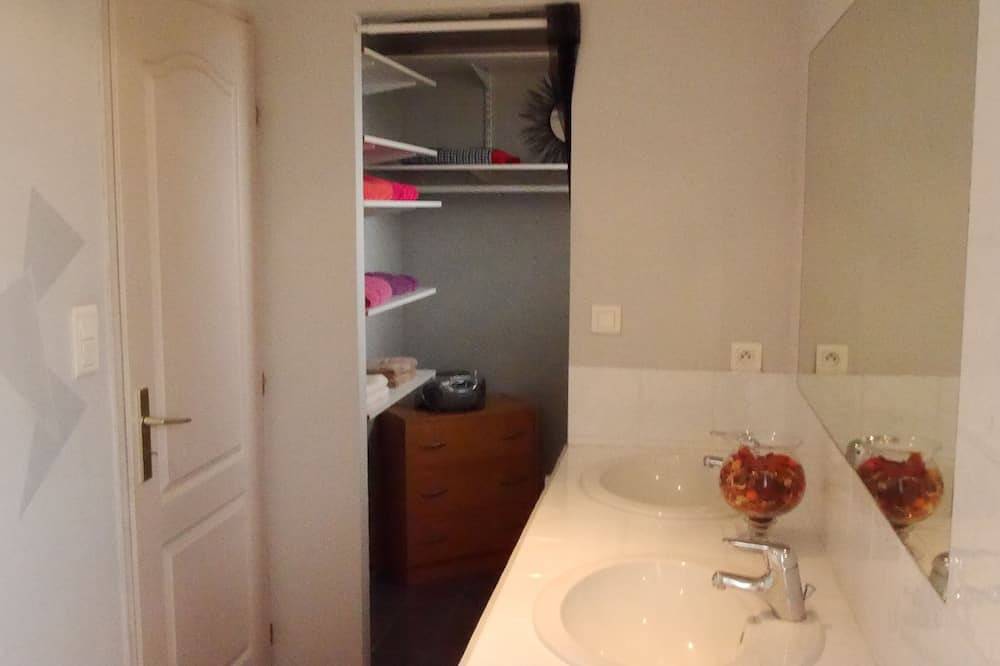 Modernity, Comfort, Swimming Pool, View At The Foot Of Mont Ventoux in Modène, Parc naturel régional du Mont-Ventoux