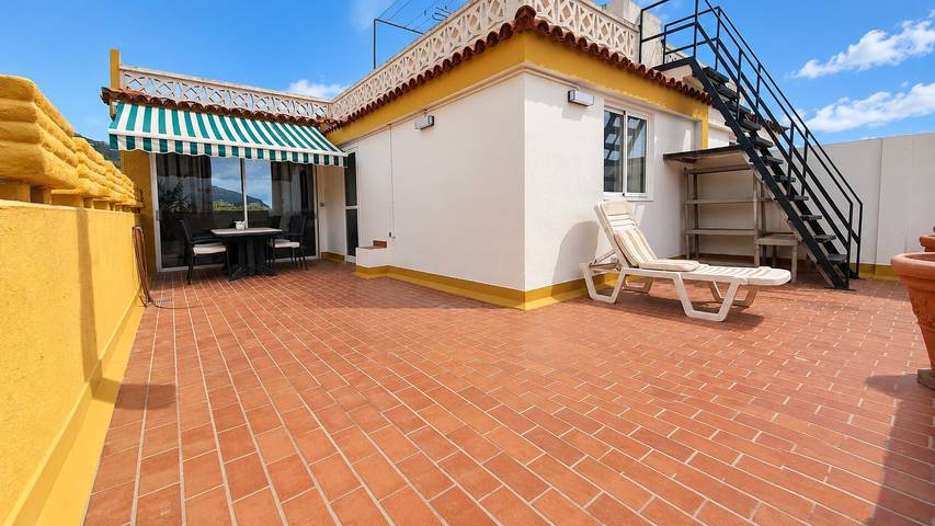 Appartamento intero, Appartamento vacanze 'Ocean Peak Ático' con vista mare, giardino condiviso e Wi-Fi in Los Realejos, Tenerife Nord