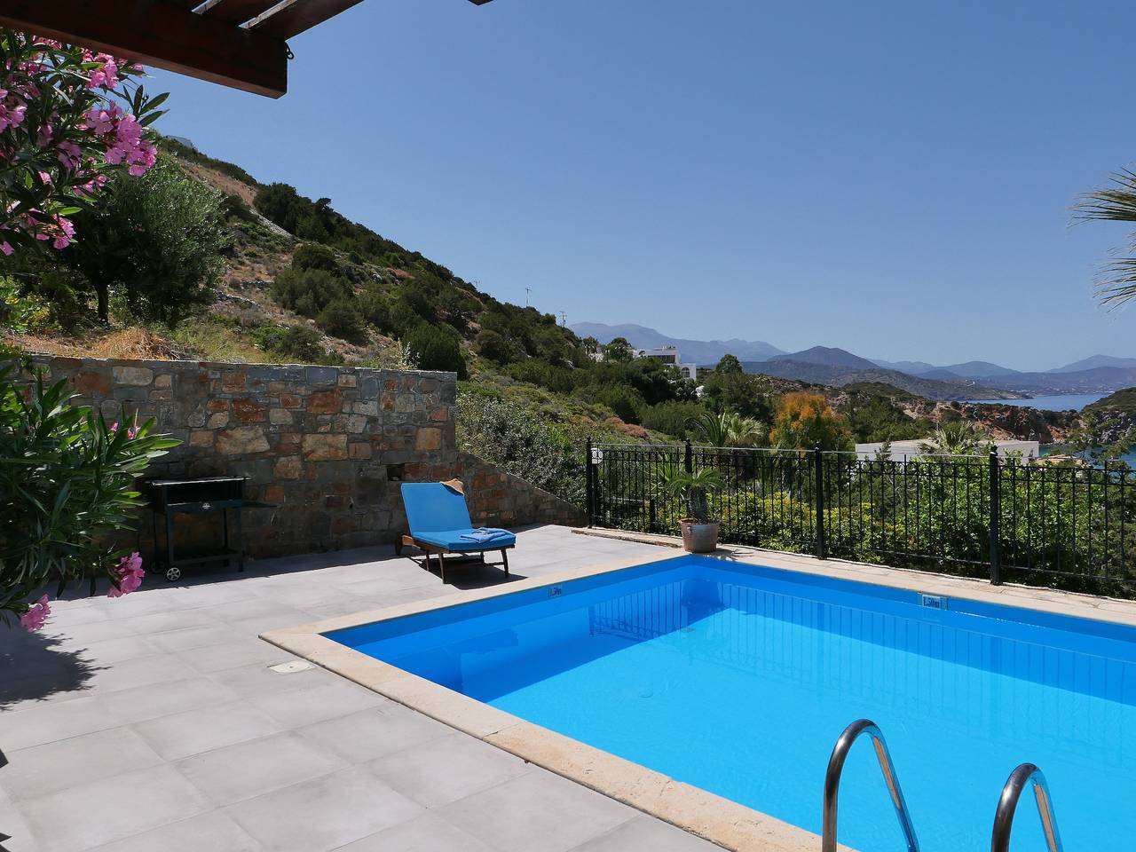 ¡Villa de un dormitorio con piscina privada de agua de mar! A solo 150 metros del mar in Lasithi