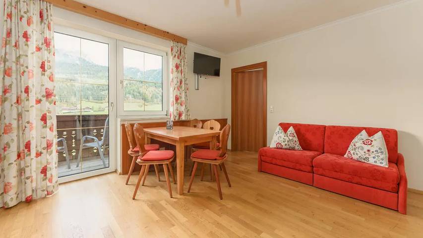 Ferienwohnung für 7 Personen, mit Balkon und Terrasse sowie Garten in Haus