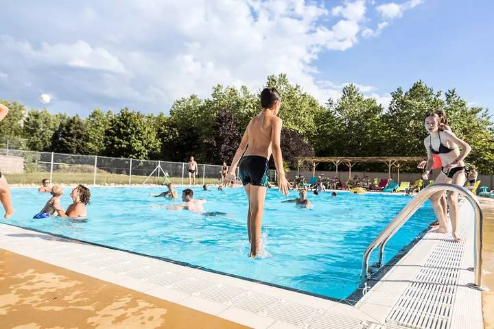 Camping pour 6 personnes, avec piscine et terrasse dans le Jura - 4