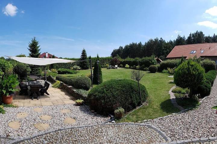 Ferienwohnung für 6 Personen, mit Balkon und Whirlpool sowie Terrasse und Garten