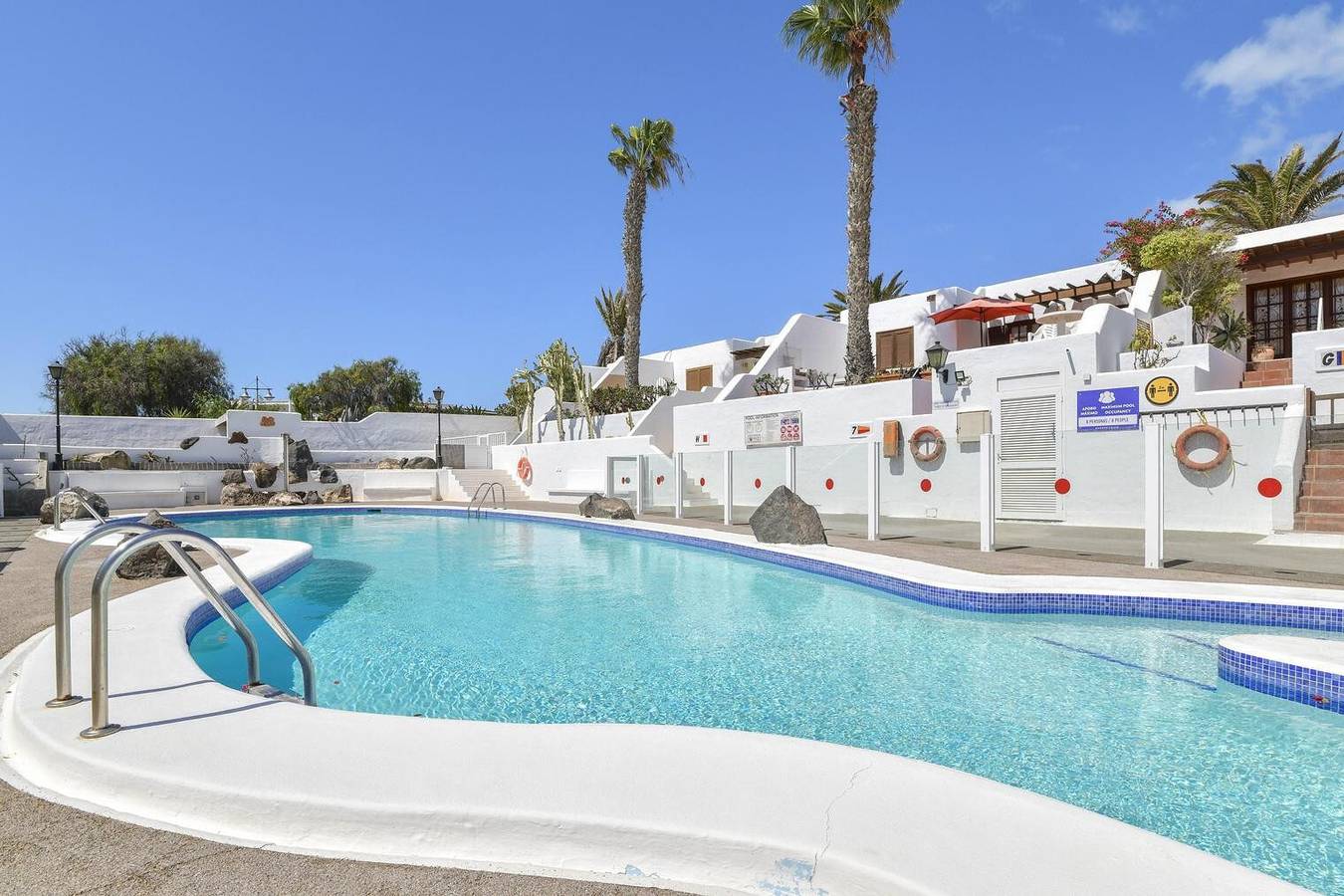 Apartamento entero, Apartamento Puerto Chico 1 con vistas al mar, jardín y piscina climatizada compartida in Playa Blanca, Yaiza