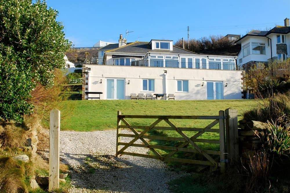 Atlantic View, Mawgan Porth with sea views in Mawgan Porth, Cornwall