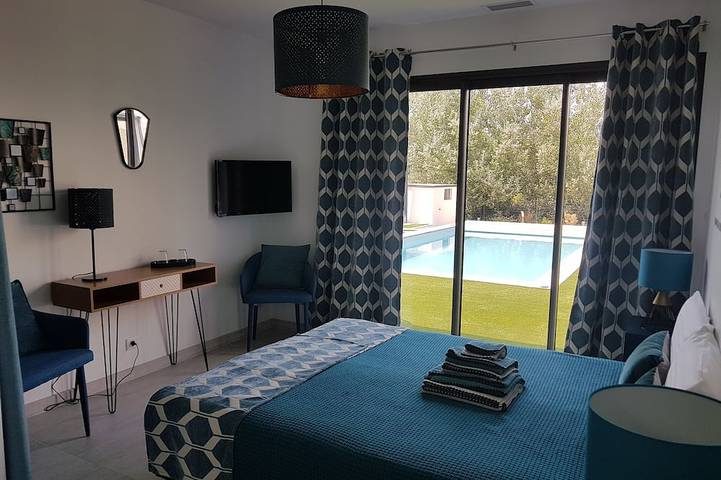 Location de vacances pour 8 personnes, avec terrasse et jardin à Saint-Julien-de-Peyrolas - 4