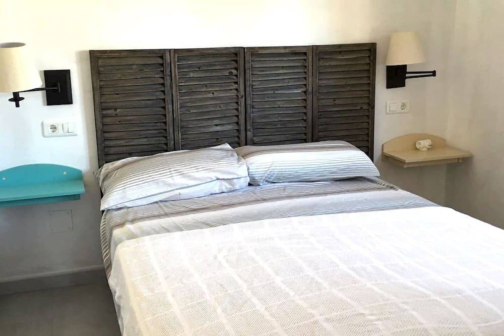 Beautiful villa with sea view, large garden and private access to the beach in Playa de Calahonda, Marbella