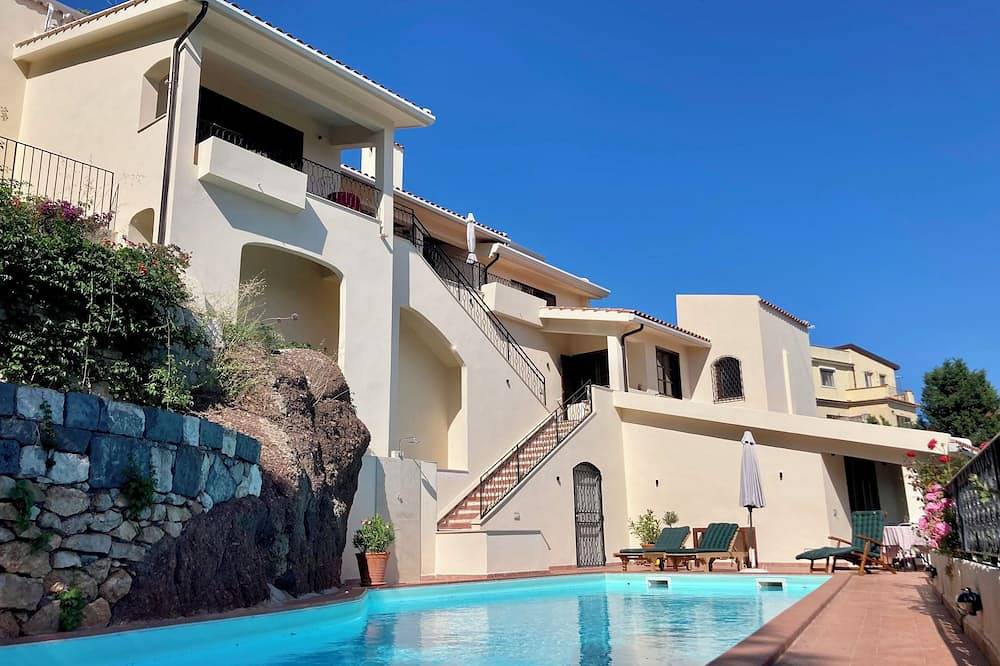 Villa con piscina nel verde di Taormina con vista in lontananza sull'Etna e sul mare in Castelmola, Provincia di Messina