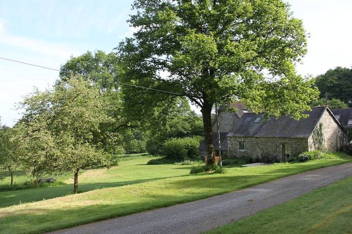 On a 3h property, in the heart of the forest, the gites du lety await you. in Perret, Guingamp Region