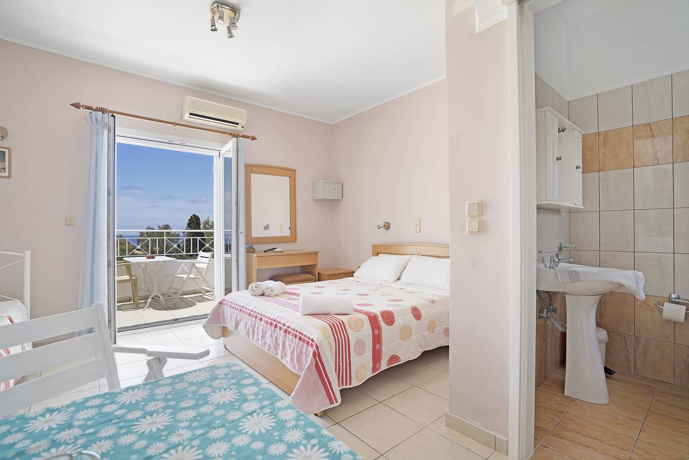 Entire apartment, Apartment 'Sea View 1' with Shared Pool, Wi-Fi and Air Conditioning in Kefalonia