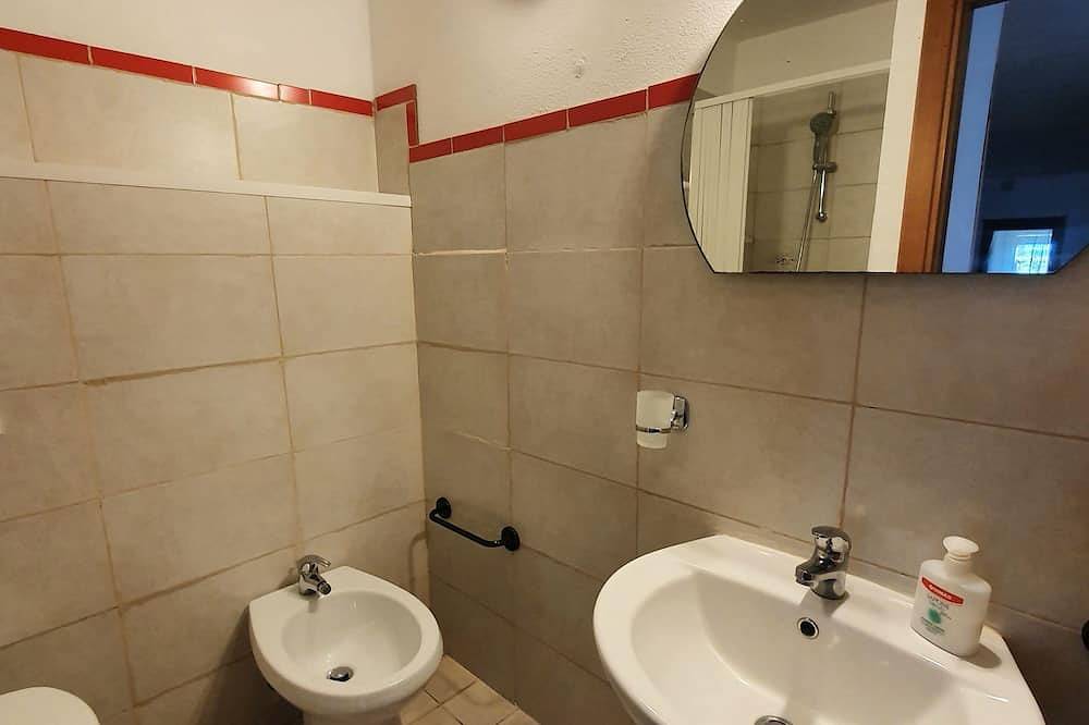 Entire apartment, Comfortable mini-apartment surrounded by the greenery of a large garden. in Bracciano, Lake Bracciano