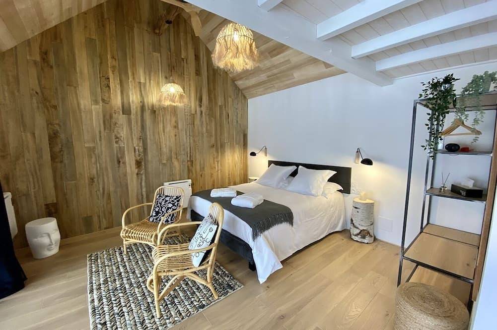 Cabane-Lodge Haut de Gamme avec Spa Privatif vers Lacs D'Auvergne in Champs-sur-Tarentaine-Marchal, Parc naturel régional des Volcans d'Auvergne