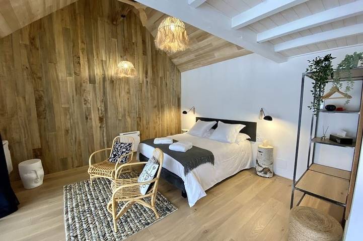 Upmarket Cabane-Lodge with Private Spa near Lacs D'Auvergne in Champs-sur-Tarentaine-Marchal, Regionaler Naturpark Volcans d'Auvergne