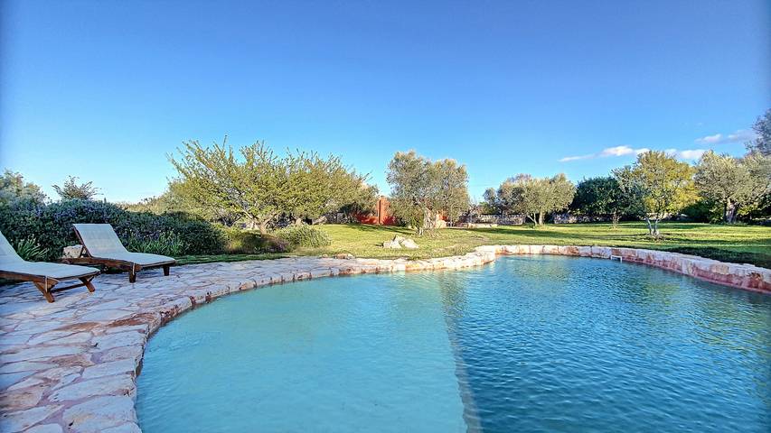 Tenuta con trulli privati e piscina naturale in Cisternino, Salento