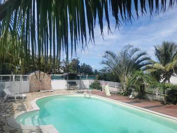 Gîte pour 2 personnes, avec vue ainsi que piscine et jardin à Manapy les Bains