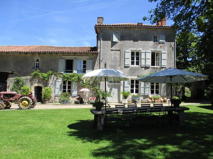 Location de vacances pour 2 personnes, avec Terrasse et Jardin ainsi que Piscine et Vue à Montembœuf