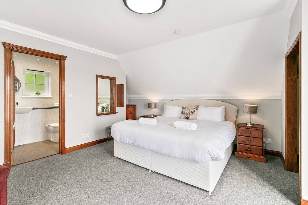 Creinch Lodge-Sleeps 2 - sleeps 2 guests  in 1 bedroom in Loch Lomond, Argyll & Bute