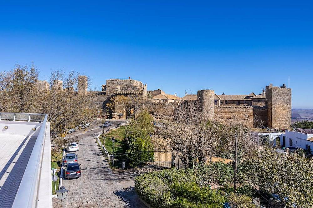 3 apts, sleeps 12, opposite Parador, rooftop terrace + private lounge ~ Casa Xanadu Carmona in Carmona, Sevilla Provinz