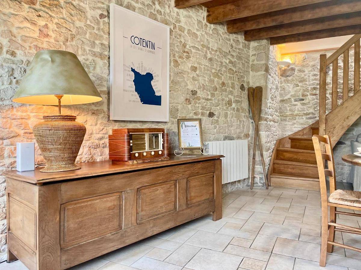 Two-Bedroom House in Fontenay-sur-Mer, Région de Cherbourg