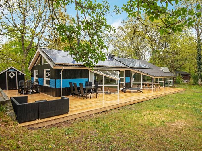 Ferieudlejning for 10 personer, med Terrasse og Børnepool såvel som Pool og Sauna i Fjellerup Strand
