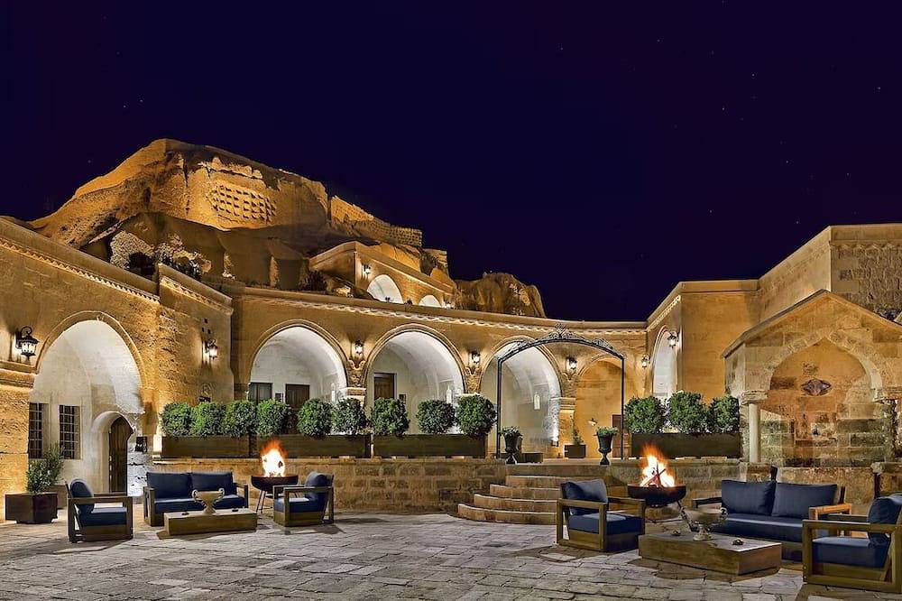 Historic Cave Room Retreat with Pool, Sauna & Elegant International Cuisines! in Mustafapasa, Parco Nazionale di Göreme