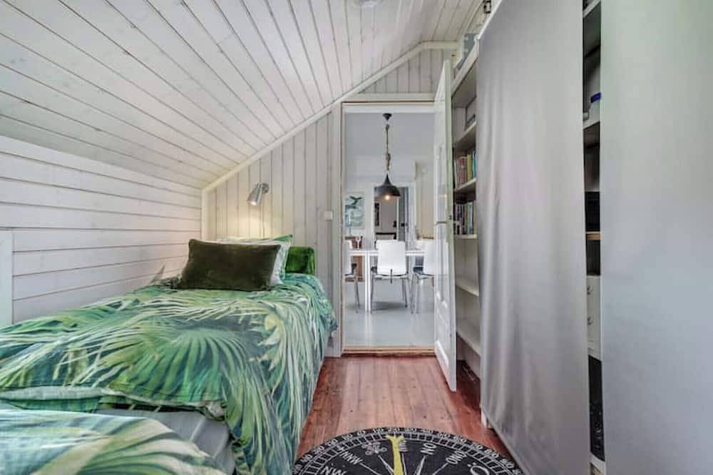 Historic lakeside villa with kayaks, close to ski resorts in Ludvika, Dalarna